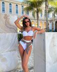 Costume bianco due pezzi