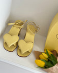 Sandalo in pelle giallo