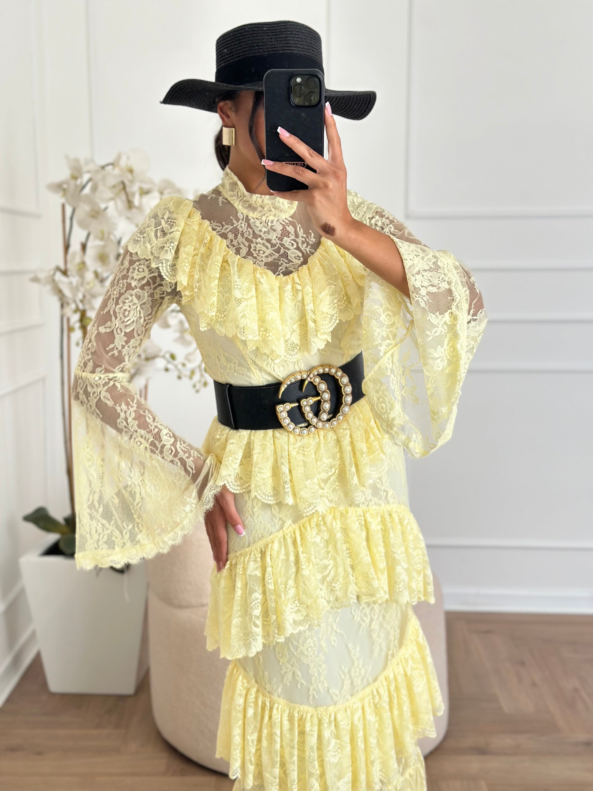 Abito dea in pizzo giallo