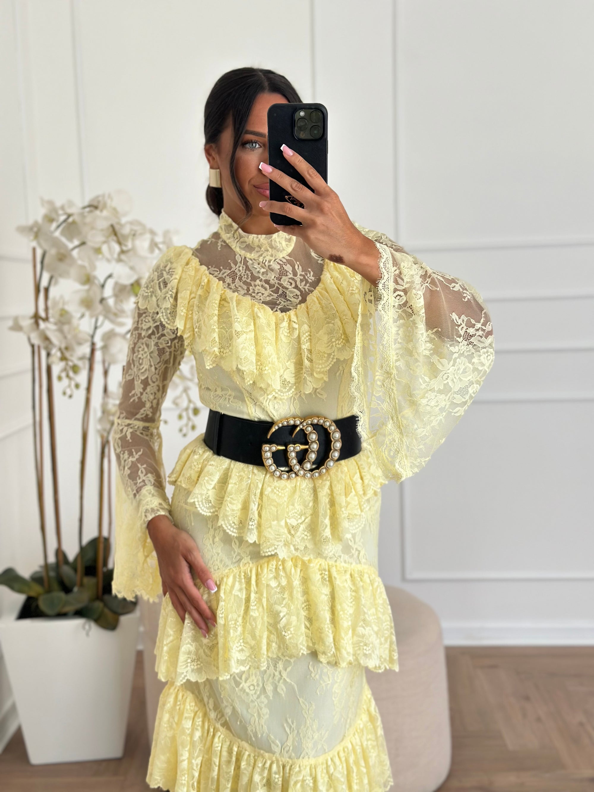 Abito dea in pizzo giallo