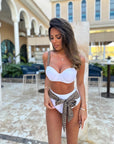 Costume bianco due pezzi