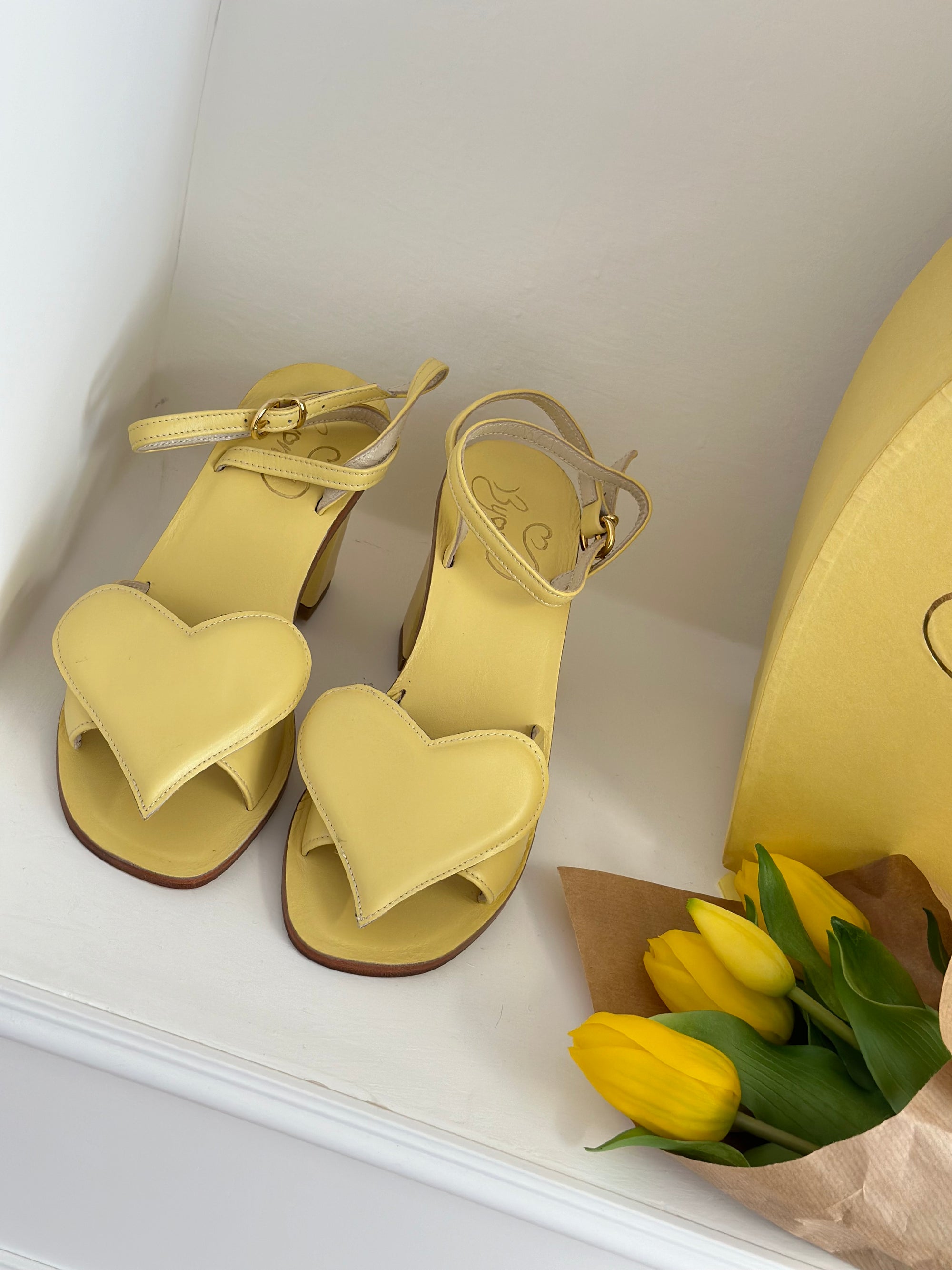 Sandalo in pelle giallo