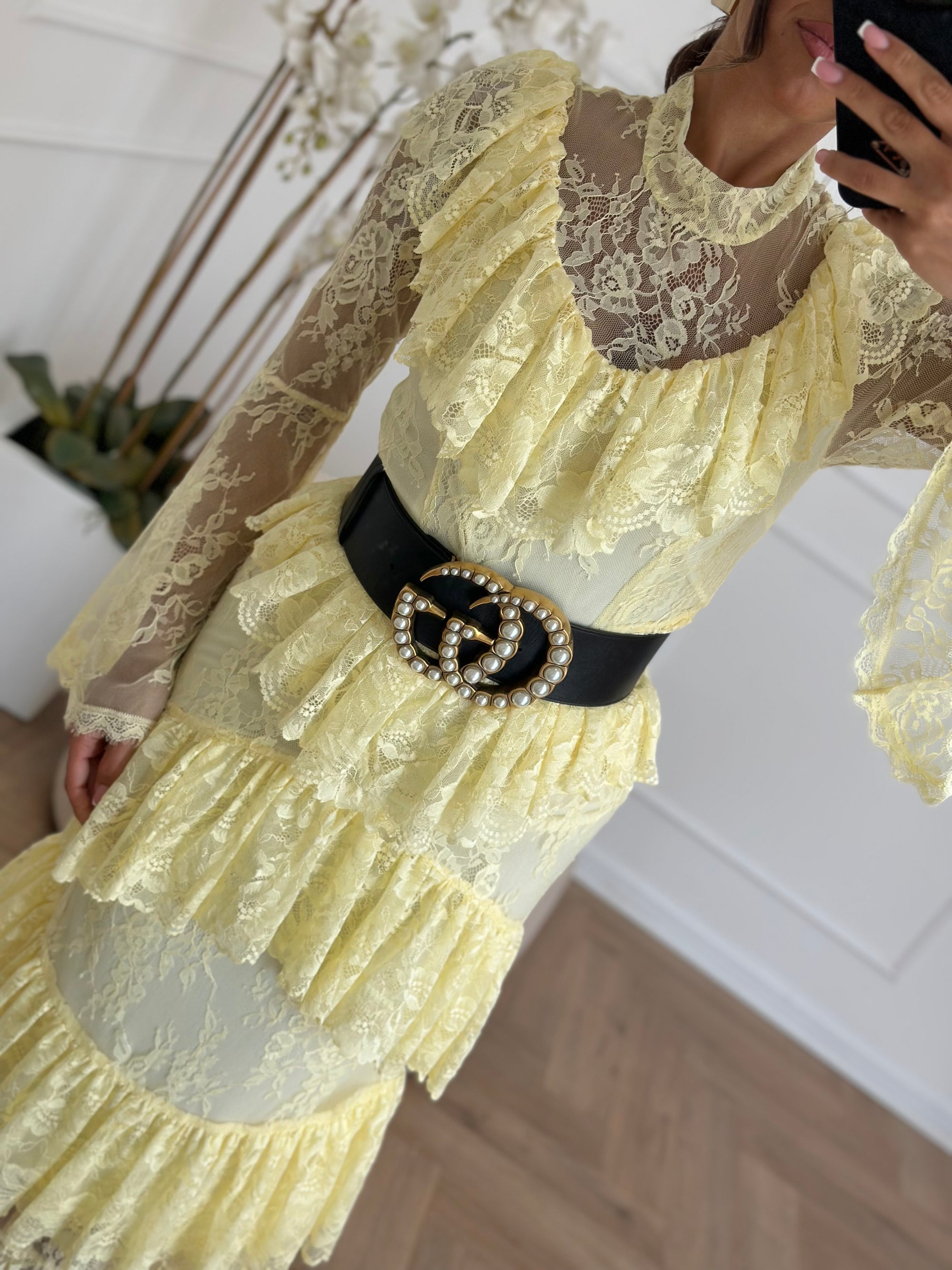Abito dea in pizzo giallo